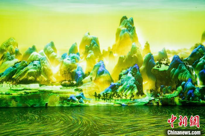 图为26×5的巨幅“千里江山图”动态数字长卷。 黄维正 摄 图为26×5的巨幅“千里江山图”动态数字长卷。 黄维正 摄