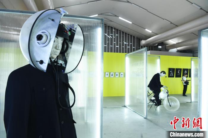 图为DT艺术展现场。 陈超 摄 图为DT艺术展现场。 陈超 摄