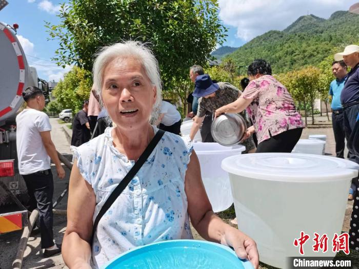 图为重庆开州区满月镇集中居民点送水现场。　重庆市水利局供图