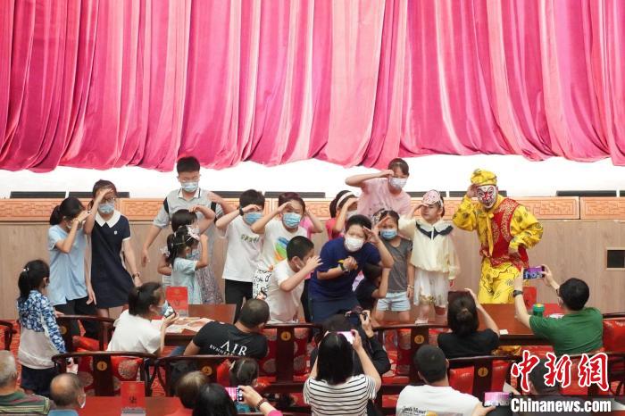 演出前的互动让孩子们近距离感受京剧魅力 吉祥大戏院供图