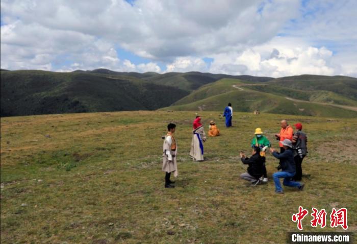 游客正在上蓝天路拍照留念。　王磊 摄