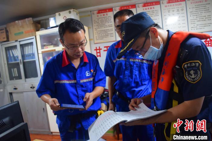 海事人员开展危险品船舶安全监管。 黄国舜 摄 海事人员开展危险品船舶安全监管。 黄国舜 摄