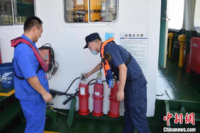 海事人员对船舶消防救生设施进行排查。 黄国舜 摄 海事人员对船舶消防救生设施进行排查。 黄国舜 摄