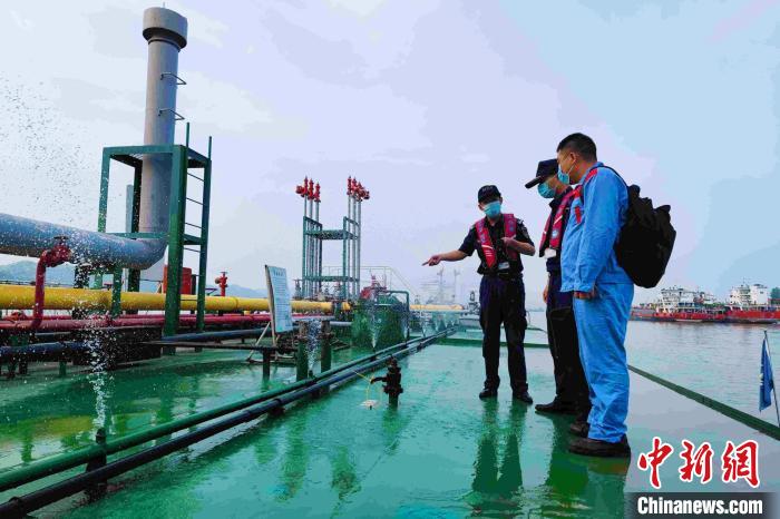 海事人员督促辖区危险品船舶、船员严格落实高温防范和各项安全措施。 周朋 摄 海事人员督促辖区危险品船舶、船员严格落实高温防范和各项安全措施。 周朋 摄