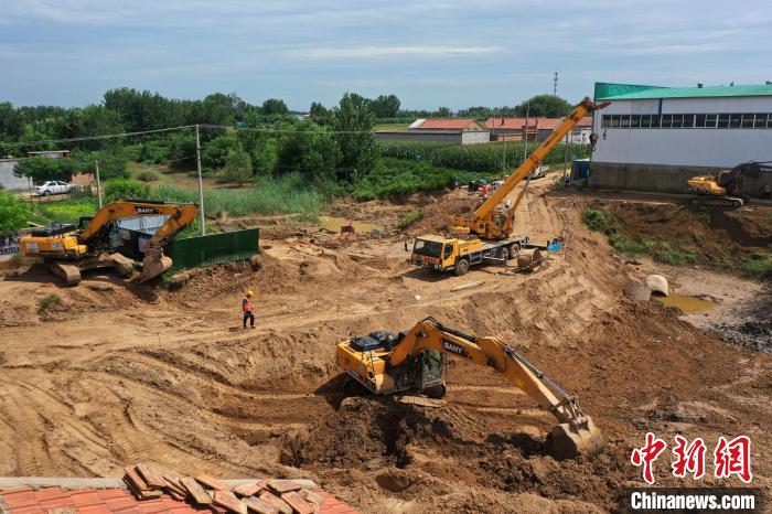 景县留府渠清淤现场。　陈康 摄