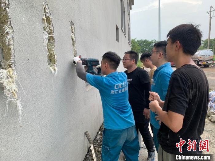 浙江轨道集团海宁运营公司设备中心变电工班工班长张超杰在进行外机支架安装打孔作业。　刘春柏 摄