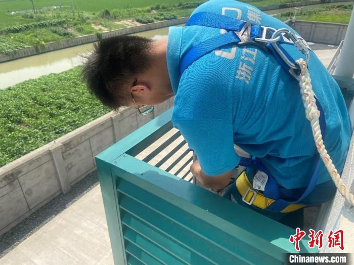 浙江列车“医生”不惧酷热“烤”验换乘客平安清凉出行