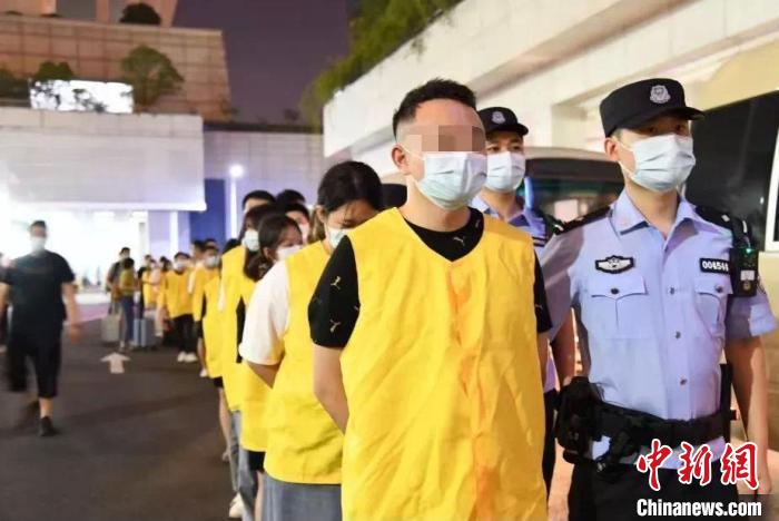 抓获犯罪嫌疑人 安徽警方供图 抓获犯罪嫌疑人 安徽警方供图