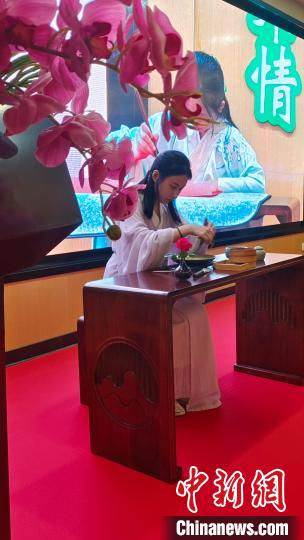 8月18日,现场点茶表演。 张丽君 摄 8月18日,现场点茶表演。 张丽君 摄