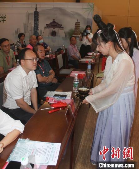 8月18日,嘉宾欣赏点茶 邹世强 摄 8月18日,嘉宾欣赏点茶 邹世强 摄