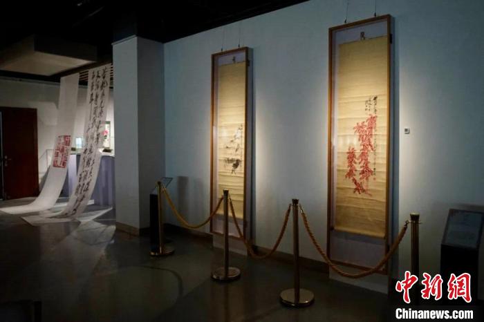 齐白石真迹《虾蟹图轴》(左) 和《老来红》(右) 展览展委会 供图 齐白石真迹《虾蟹图轴》(左) 和《老来红》(右) 展览展委会 供图