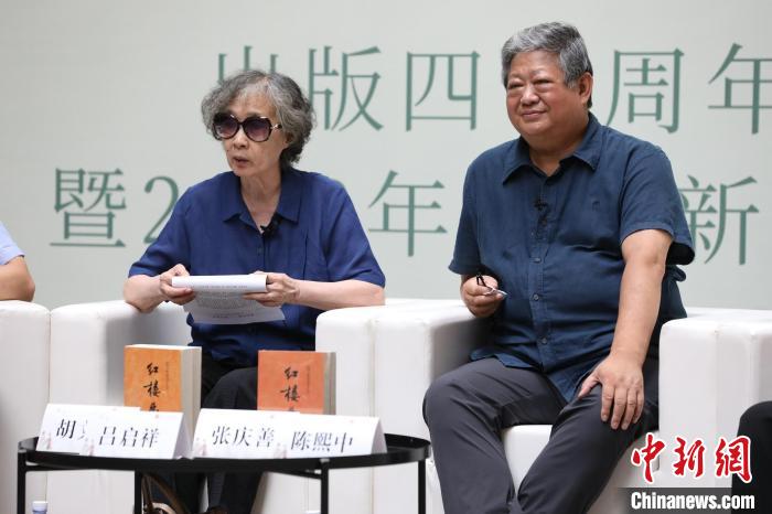 王启祥(左)和张庆善(右) 人民文学出版社供图 王启祥(左)和张庆善(右) 人民文学出版社供图