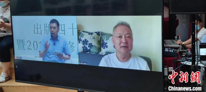 演员欧阳奋强(右)连线与会 人民文学出版社供图 演员欧阳奋强(右)连线与会 人民文学出版社供图