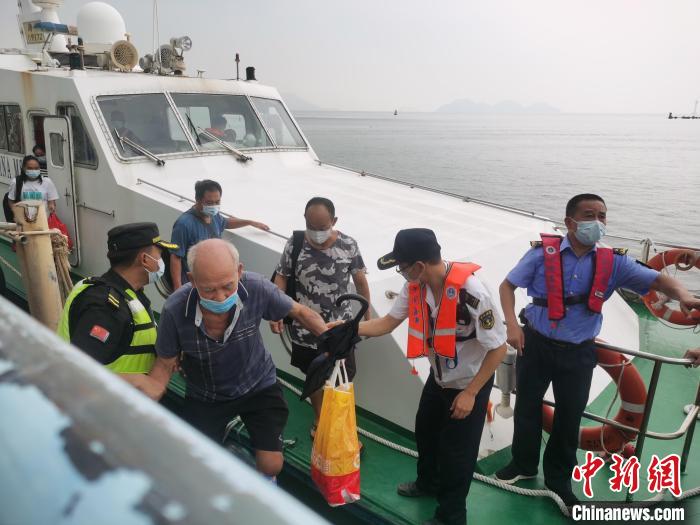 珠海海事局转移荷包岛岛民 珠海海事局供图 珠海海事局转移荷包岛岛民 珠海海事局供图