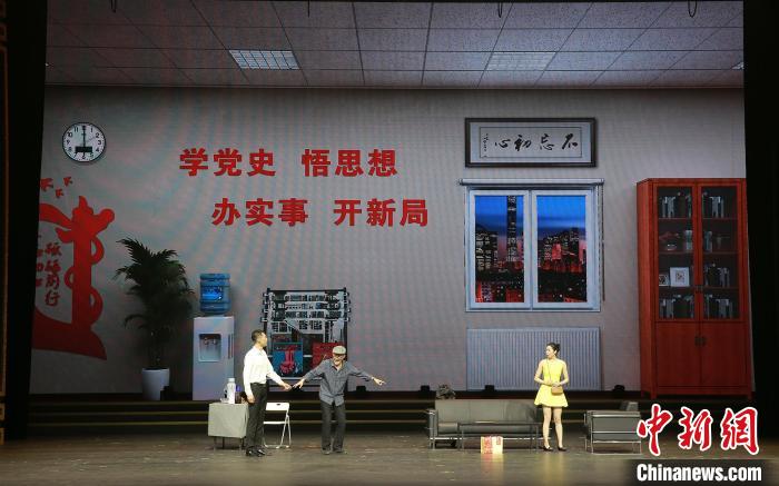 小品《安居乐业》(北京市)剧照。　国家公共文化云 供图