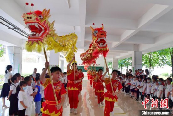 图为福州市高湖小学高年级学生为一年级新生表演福州高湖舞龙灯，受到新生们的欢迎。　张斌 摄