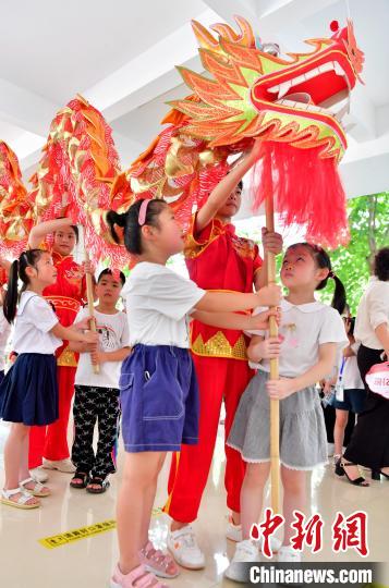 图为福州市高湖小学一年级新生体验福建省非物质文化遗产——福州高湖舞龙灯。　张斌 摄