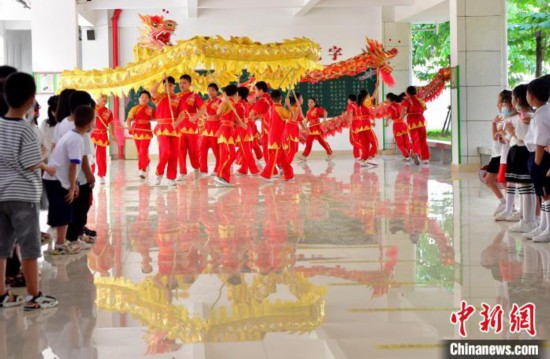 图为福州市高湖小学高年级学生为一年级新生表演福州高湖舞龙灯，受到新生们的欢迎。　张斌 摄