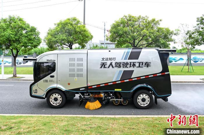 广州全无人驾驶环卫车“上岗”每天不间断“扫街”19小时