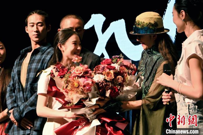 图为现场粉丝给杨丽萍送花 李嘉娴 摄