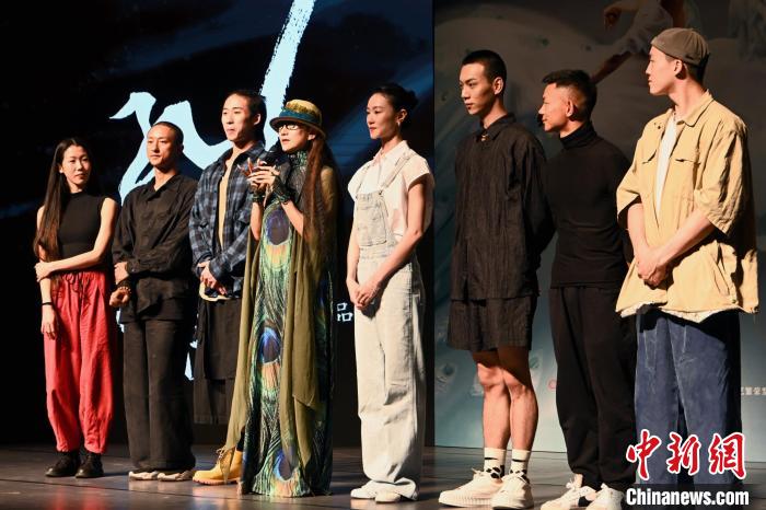 图为杨丽萍介绍演员阵容 李嘉娴 摄
