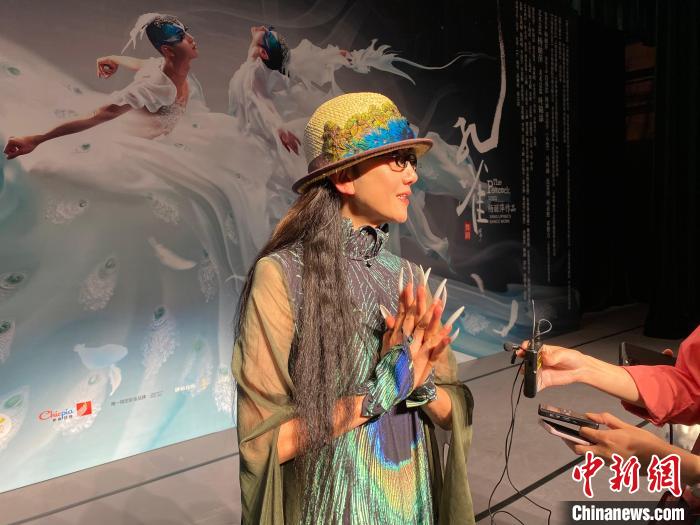 图为杨丽萍接受媒体采访 陈静 摄