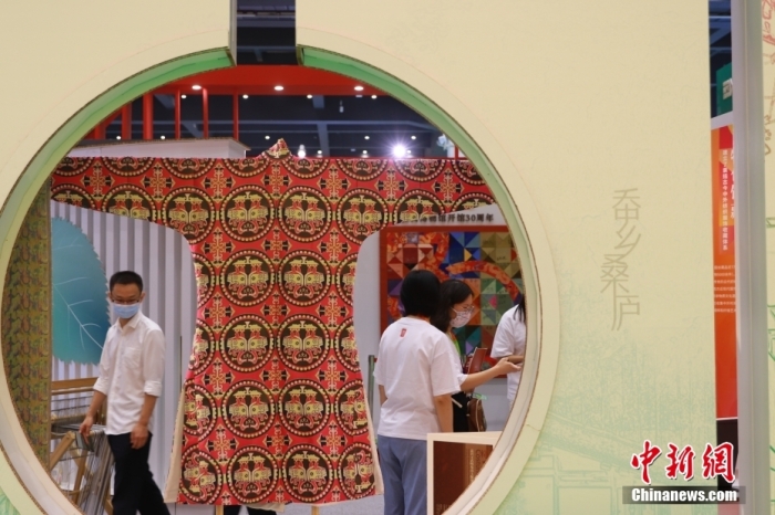 图为观众在中国丝绸博物展区参观。 <a target='_blank' href='/'>中新社</a>发 程航 摄 图为观众在中国丝绸博物展区参观。 <a target='_blank' href='/'>中新社</a>发 程航 摄