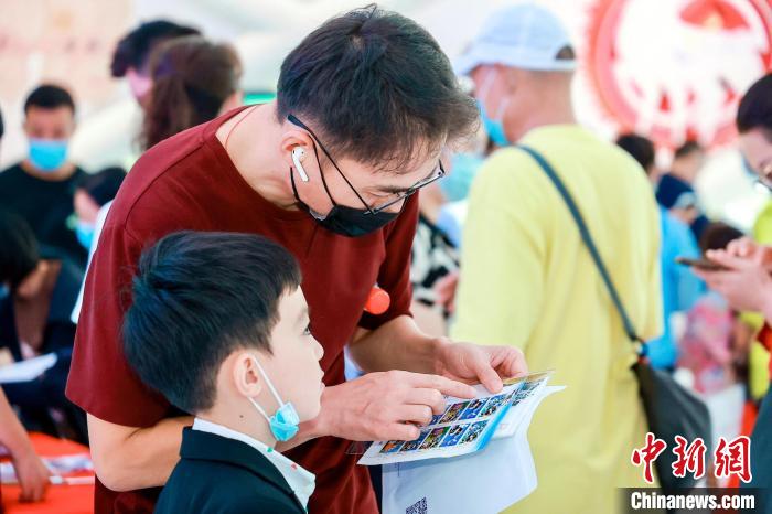 市民游客购买《动画——黑猫警长》特种邮票 朱旭洁 摄 市民游客购买《动画——黑猫警长》特种邮票 朱旭洁 摄