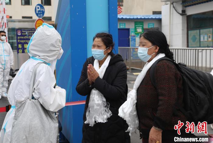 图为患者出院。 周帅军 摄 图为患者出院。 周帅军 摄