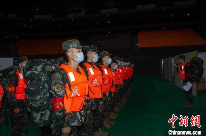 武警官兵深夜出发。 王常龙 摄 武警官兵深夜出发。 王常龙 摄