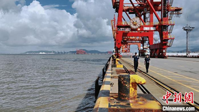 海事工作人员巡查港口情况。 麻宏宇供图 海事工作人员巡查港口情况。 麻宏宇供图