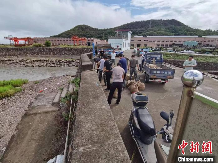 象山县退役军人志愿服务队筑牢塘口行动现场。 赖园园供图 象山县退役军人志愿服务队筑牢塘口行动现场。 赖园园供图