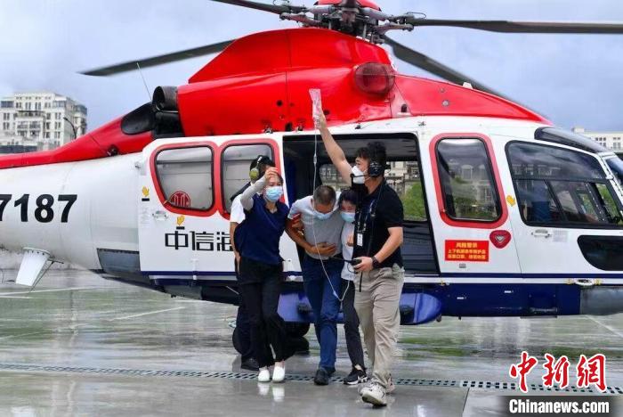 嵊泗病人转移现场。 沈磊 摄 嵊泗病人转移现场。 沈磊 摄