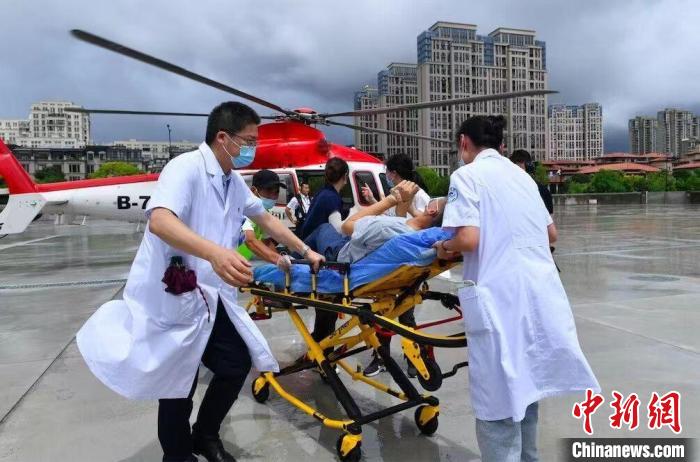 嵊泗病人转移现场。 沈磊 摄 嵊泗病人转移现场。 沈磊 摄