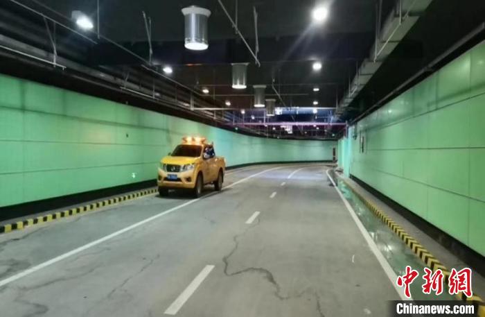 对大源地下环廊车道进行巡检。　成都城投 供图