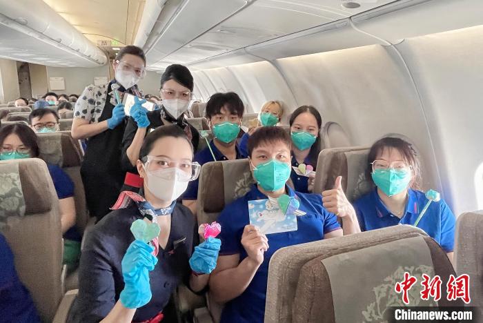 东航4架宽体机再飞海南，从三亚接1009名上海医护凯旋。　东航供图