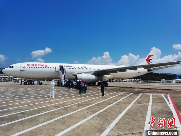 东航4架宽体机再飞海南，从三亚接1009名上海医护凯旋。　东航供图