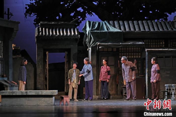 《小井胡同》再登首都剧场 李春光 摄