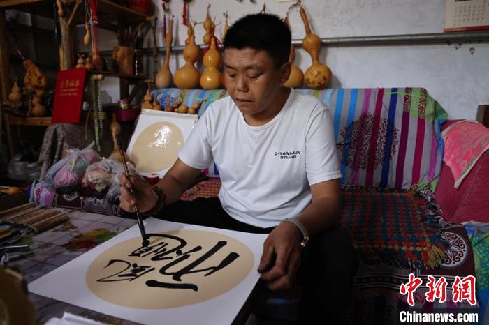 冯计刚书写毛笔字。 孔飞 摄 冯计刚书写毛笔字。 孔飞 摄