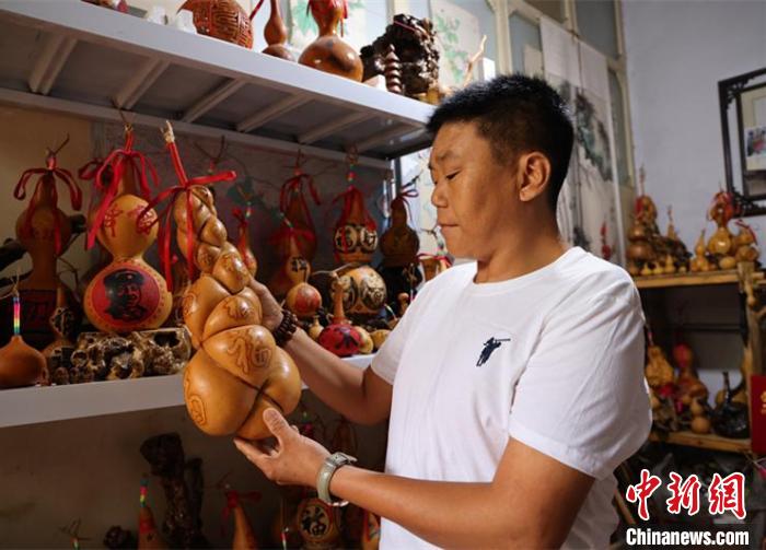 冯计刚制作的葫芦手工艺品。 孔飞 摄 冯计刚制作的葫芦手工艺品。 孔飞 摄