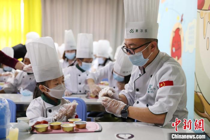 家长带着孩子在宁夏万杞园枸杞食品文化馆体验月饼DIY。 于晶 摄 家长带着孩子在宁夏万杞园枸杞食品文化馆体验月饼DIY。 于晶 摄