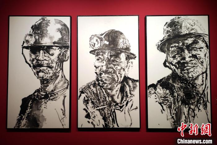 纸本水墨《黑土地黑汉子》。 邓霞 摄 纸本水墨《黑土地黑汉子》。 邓霞 摄