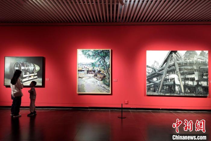 大小观众欣赏展品。 邓霞 摄 大小观众欣赏展品。 邓霞 摄