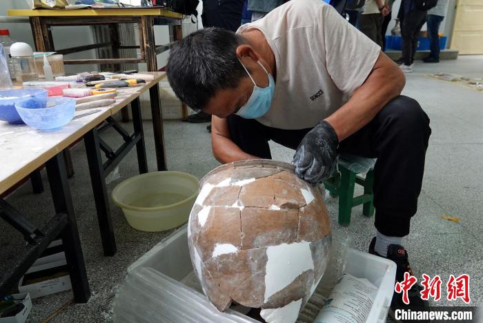 南佐遗址考古基地的整理室内,工作人员正在修复一件出土陶器。 <a target='_blank' href='/'>中新社</a>记者 孙自法 摄 南佐遗址考古基地的整理室内,工作人员正在修复一件出土陶器。 <a target='_blank' href='/'>中新社</a>记者 孙自法 摄