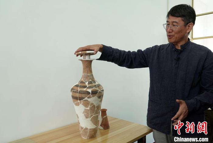韩建业教授介绍南佐遗址发掘出土的一件独具特色彩陶器——带盖塞(防止酒类液体等挥发)的小口细颈平底瓶。 <a target='_blank' href='/'>中新社</a>记者 孙自法 摄 韩建业教授介绍南佐遗址发掘出土的一件独具特色彩陶器——带盖塞(防止酒类液体等挥发)的小口细颈平底瓶。 <a target='_blank' href='/'>中新社</a>记者 孙自法 摄