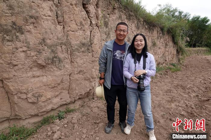 南佐遗址九座大型夯土台之一的土台遗存前,考古队骨干成员李小龙与考古同行的妻子袁晓合影。 <a target='_blank' href='/'>中新社</a>记者 孙自法 摄 南佐遗址九座大型夯土台之一的土台遗存前,考古队骨干成员李小龙与考古同行的妻子袁晓合影。 <a target='_blank' href='/'>中新社</a>记者 孙自法 摄