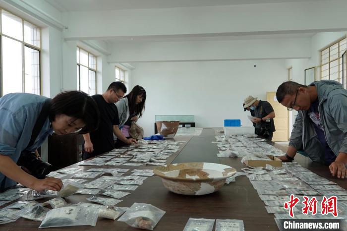南佐遗址考古基地的整理室内,发掘出土各类器物琳琅满目,吸引观者关注。 <a target='_blank' href='/'>中新社</a>记者 孙自法 摄 南佐遗址考古基地的整理室内,发掘出土各类器物琳琅满目,吸引观者关注。 <a target='_blank' href='/'>中新社</a>记者 孙自法 摄