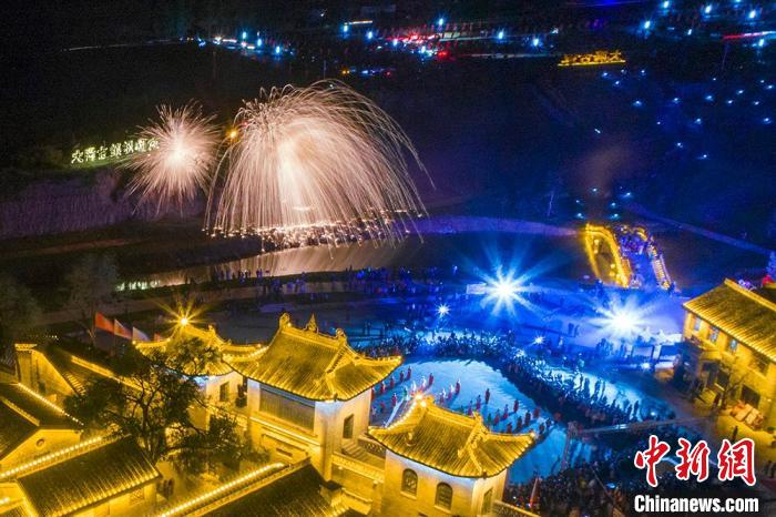 大阳古镇打铁花。 梁生仁 摄 大阳古镇打铁花。 梁生仁 摄