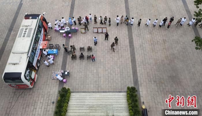 9月7日，西部战区总医院医护人员在献血车前排起长龙。　薛锡彬 摄
