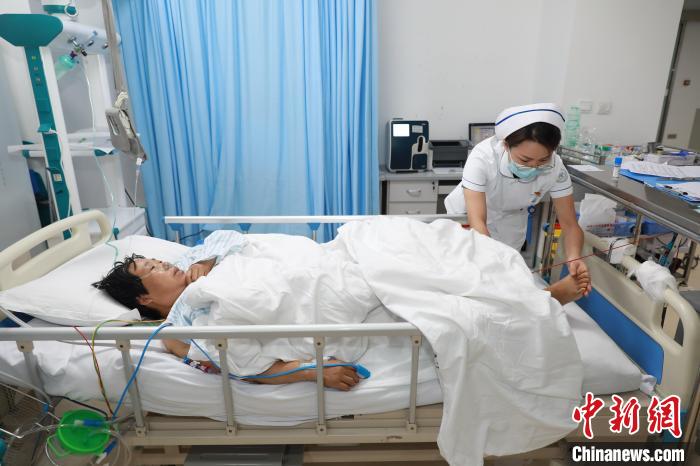 西部战区医务人员为伤者进行术后康复指导。　赵芝洪 　摄